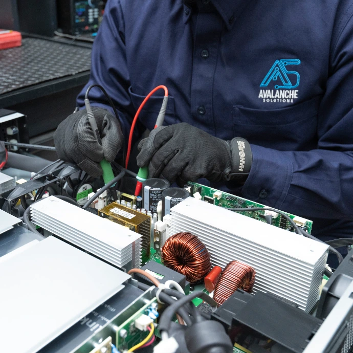 ingeniero reparando equipo industrial